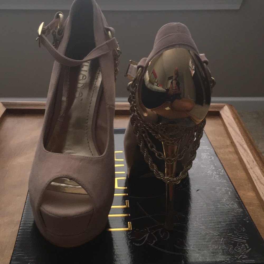Nude peep-toe heel with gold metal heel and chain